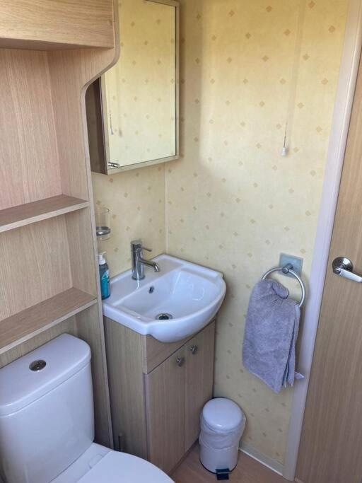 Red Squirrel Holiday Home In The Countryside, 10 Mins To Lligwy Beach Llandyfrydog Eksteriør bilde