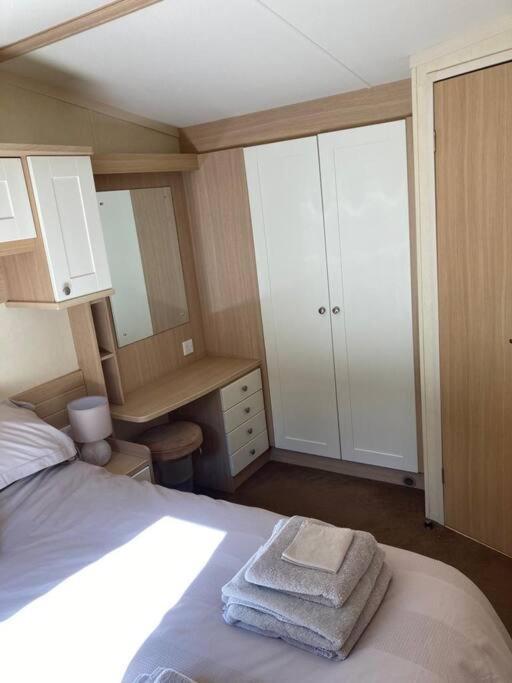 Red Squirrel Holiday Home In The Countryside, 10 Mins To Lligwy Beach Llandyfrydog Eksteriør bilde